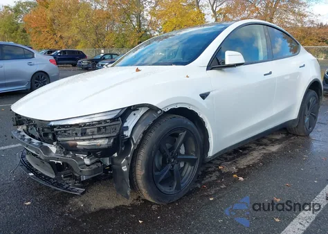 2026 Tesla Model Y Long Range Dual Motor All-Wheel Drive/Long Range Launch Series z USA, uszkodzony, nr VIN 7SAYGDEE9TF386369